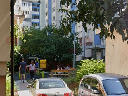 Сигнал до Флагман.БГ: Пияни и дрогирани купонясват на спортна площадка в Бургас, шумят цяла нощ