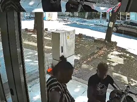 Нагла кражба посред бял ден в Бургас: Чистачки задигнаха детски дрехи от магазин на ул. "Сливница"