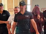 Двамата току-що бяха конвоирани в съдебната палата, разглеждат мерките им за неотклонение