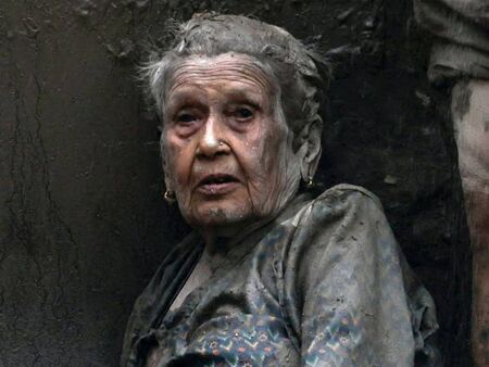 94-годишна жена оцеля в калния ад в Непал, спасители я извадиха с багер