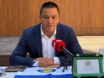След повече от девет часа във водата плувецът паднал върху скалите на френския бряг, разрязал ръката и краката си, но се изправил и завършил маратона