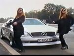 Кадърът на мерцедеса е от популярната песен от 90-те  „Напред-назад“
