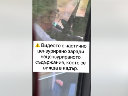Скандал! Шофьор гледа порно зад волана, пътник го засне (ВИДЕО)