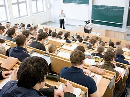 Окончателно: Университетите няма да вдигат таксите за платено обучение с над 20%