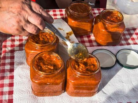 Лютеницата на баба Райка: С тази стара рецепта става гъста, ароматна и с вкус на печена чушка