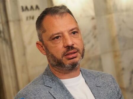 Делян Добрев захапа Гюров и Кандев за новия им клип "Лоши момчета": За президент ли се стягат, или за Мис Свят?