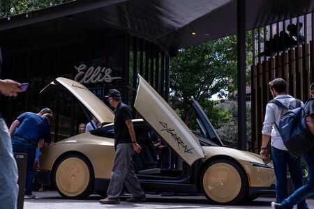 Илън Мъск пусна Cybercab без волан и педали, американският регулатор започна проверка
