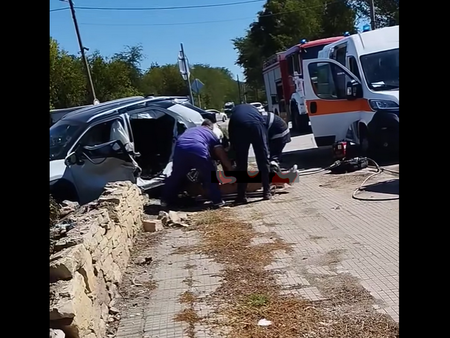 Тежкият сблъсък е между две коли край Полски Тръмбеш