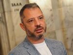Той атакува начина, по който Гюров и Кандев градят образа си в социалните мрежи