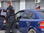 Двама младежи пребиха мъж, 17-годишен го налага с дървен клон в Пловдивско