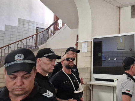 Опасна мода след Стоян Колев: Петима тийнейджъри събарят климатик с глави