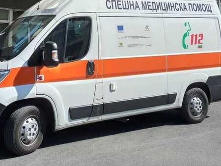Мерцедес навлезе в насрещното край Айтос и се заби челно в Ауди, шофьорът е в болница