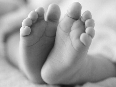 Детето, намерено мъртво във Варна, починало дни преди трупът му да бъде открит. Задържаната твърди, че то е паднало