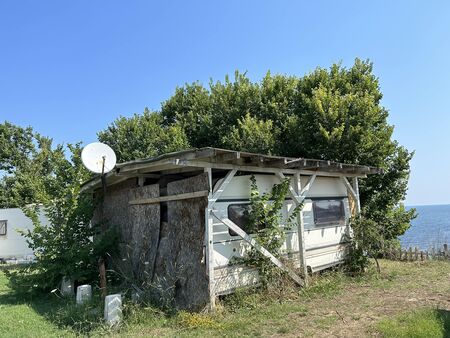 Пробутват ни незаконни бунгала по морето