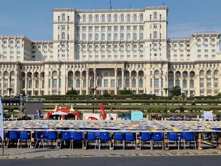 Румъния счупи рекорд на Гинес: 20 000 души седнаха на една маса за благотворителност