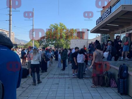 Свалиха пътниците от бързия влак Бургас-София на жп гарата в Сливен, търсят бомба