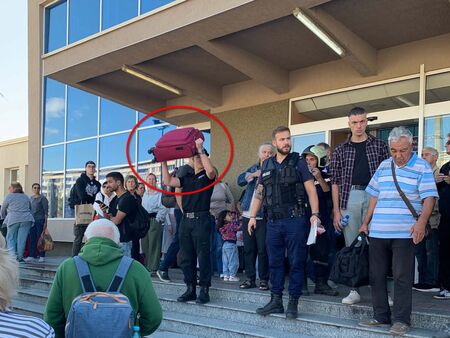 Свалиха пътниците от бързия влак Бургас-София на жп гарата в Сливен, търсят бомба