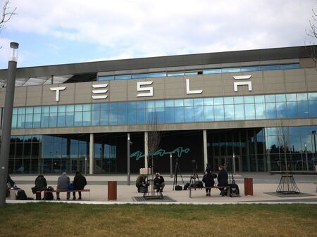 Tesla преговаря за три мегапроекта за батерии в България