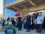 При извънредната евакуация бе забравен един от куфарите в купето, полицаи издирват в момента собственика му