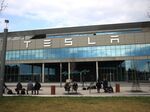 Tesla преговаря за три мегапроекта за батерии в България