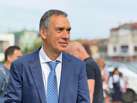 Кметът Димитър Николов би първия звънец от новото школо в кв. Крайморие
