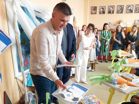 Ангел Стойков и Слави Костенски се върнаха в първото си училище, този път като посланици на „Черноморец“