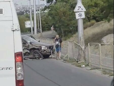 Волво се заби в предпазните съоръжения на бул. „Захари Стоянов“, задръстване се образува в района