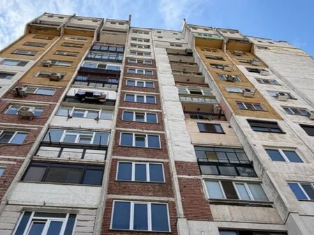 Ужас във Враца: Пиян баща провеси детето си от 9-ия етаж, заплашил да го хвърли