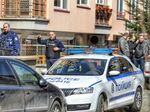 На мястото са изпратени два медицински екипа. Районът е отцепен от полиция, а криминалисти извършват оглед на жилището и пространството около блока.