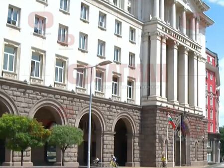 Рокади в две ключови институции: Сменят шефовете на агенцията за бежанците и на КЗП