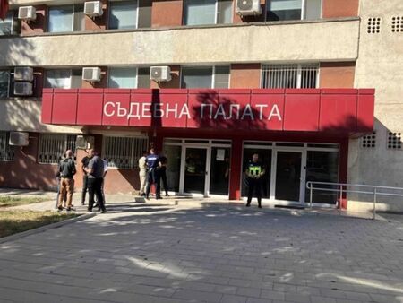 Сигнал за бомба блокира делото срещу Лютви Местан за смъртта на 6-месечно бебе