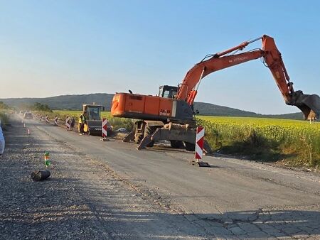 От понеделник затварят Ново Паничарево - Ясна поляна: 6 км стават близо 70 по обхода