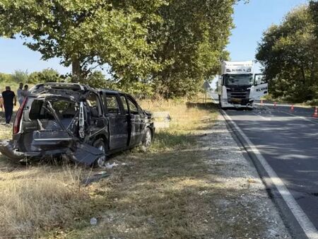 Тежко меле край Пазарджик: Две коли, бус и ТИР се удариха на пътя за Звъничево