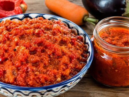 Стара рецепта на тъща ми за люта разядка от чушки и домати, която върви с почти всичко