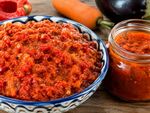 Стара рецепта на тъща ми за люта разядка от чушки и домати, която върви с почти всичко