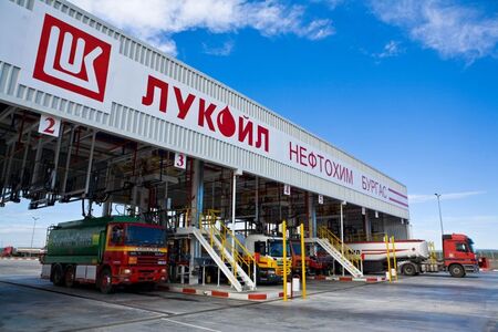Какво спира продажбата на активите на „Лукойл“ в Европа