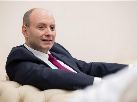 Посланикът ни в ОАЕ се прибра в София след скандала с частните полети на Пеевски