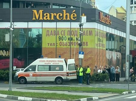 Лек автомобил „Шкода“ е блъснал мъжа и жената в района на магазин „Marché“, докато двамата са се намирали на пътното платно