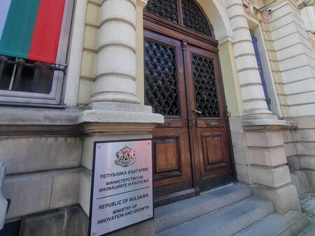 130 души са уволнени от Министерството на иновациите, чакат се още съкращения