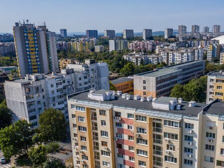 Кой трябва да понесе по-високия данък върху имотите в Бургас