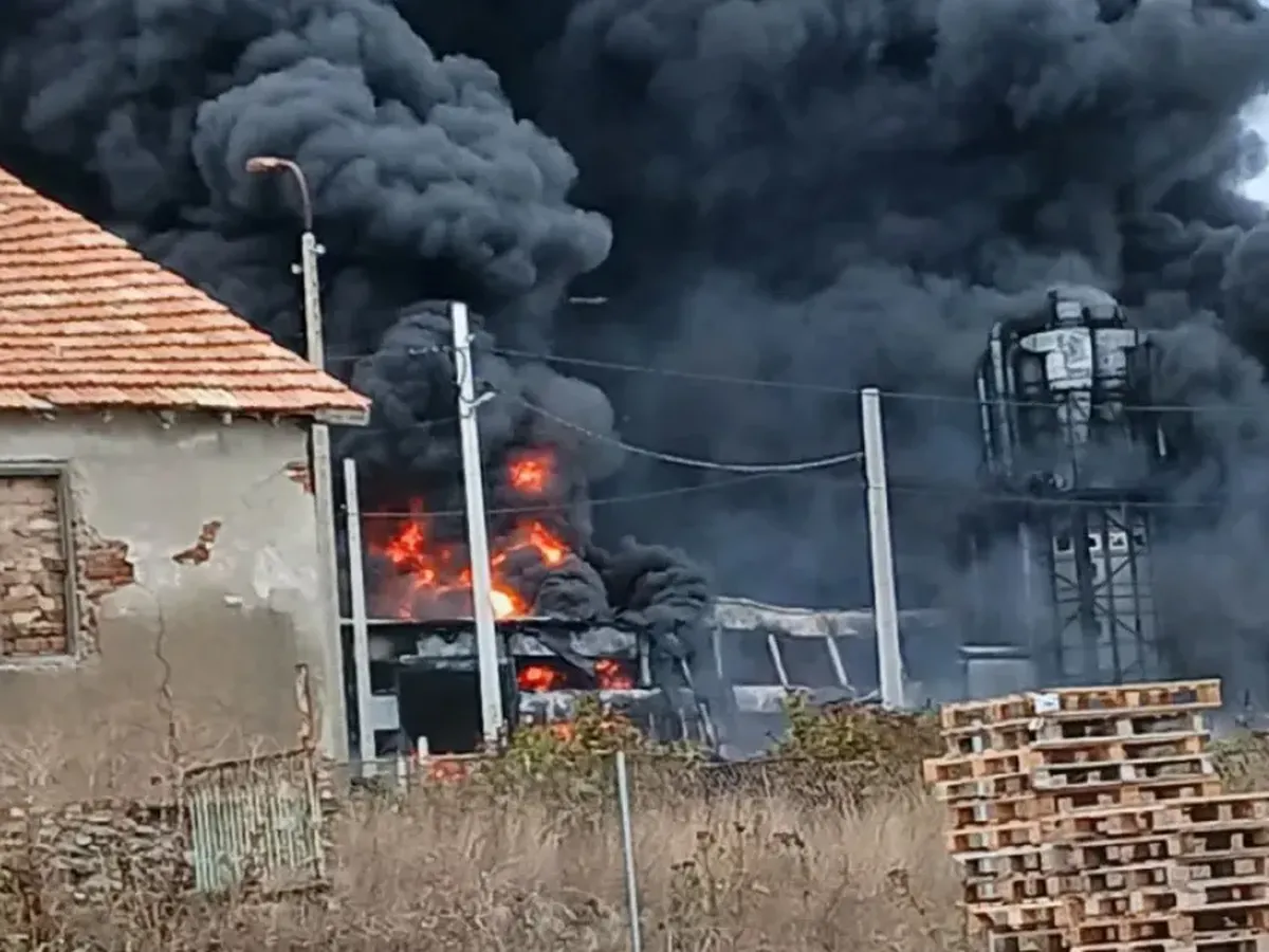 Опасен пожар в Бяла, черен дим се вижда от километри: Предупредиха хората да не излизат