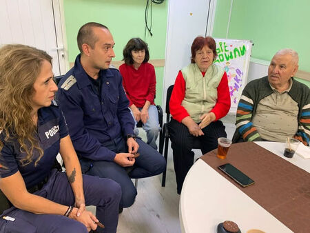 Полицаи влязоха в домовете на самотни бургазлии с важен урок: Как да не попаднат в ръцете на измамници