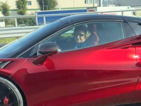 Бабите не са това, което бяха: Пенсионерка яхна червен McLaren и взриви TikTok