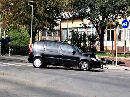 Моторист и автомобил се удариха на възлово кръстовище в Карнобат (СНИМКИ)