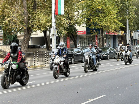 Бургаските мотористи почетоха паметта на загиналите си братя с "тихо" шествие (ВИДЕО)