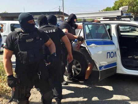 Шаманът от Калофер се оказа испанец: 35 кактуса, гъби и тъмна течност в базата му