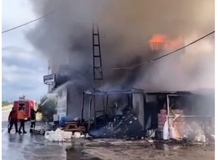 Изгоря любимият магазин на хиляди бургазлии в Лозенград