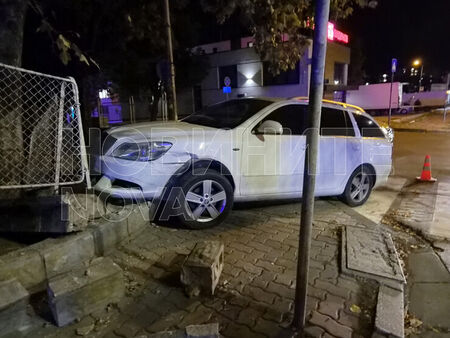 Кола се вряза в оградата на детска градина във Велико Търново