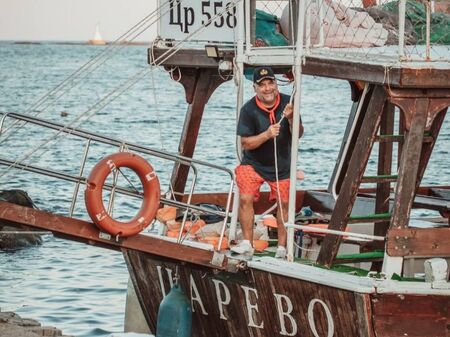 Морето погълна една от емблемите на Царево: Разби се корабът „Робинзон“ на капитан Гунди