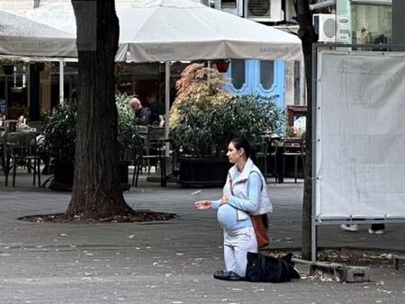 Бременна ли е наистина тази просякиня в Бургас, или просто събира от наивници (СНИМКИ)